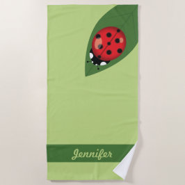 Niedlicher Cartoon Ladybug auf einem Felsvorsprung Strandtuch