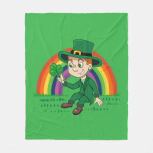 Niedlicher Cartoon-Leprechaun mit Kleeblatt und Re Fleecedecke