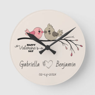 Niedlicher Cartoon Lovebirds auf dem Ast Valentins Runde Wanduhr