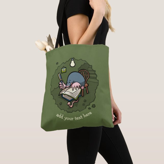 Niedlicher Cartoon Mole Novelist schreibt Buch in  Tasche (Von Nahem)