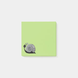Niedlicher Cartoon-Schnecke-Charakter mit Post-it Klebezettel
