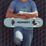 Niedlicher Cartoon Seagull Light Blue Personalisie Skateboard<br><div class="desc">Dieses personalisierte Skateboard ist perfekt für Vogelliebhaber. Es zeigt eine niedliche Cartoon-Stil-Abbildung eines seagulären Set vor einem hellblauen Hintergrund und ist bereit,  mit einem Namen in fett schwarzen Buchstaben personalisiert zu werden.</div>