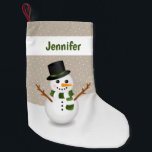 Niedlicher Cartoon Snowman und personalisierbare B Kleiner Weihnachtsstrumpf<br><div class="desc">Desteis Cartoon Illustration eines niedlichen Schneemanns auf einem beigen Hintergrund mit einigen weißen Punkten als Schnee. Der Schneemann trägt einen grün-weiß gestreiften Schal und einen schwarzen Hut mit einem grünen Streifen. Es gibt auch einen personalisierbaren Textbereich für einen Namen auf der Oberseite des Strumpfs in grüner Farbe.</div>