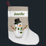 Niedlicher Cartoon Snowman und personalisierbare B Kleiner Weihnachtsstrumpf<br><div class="desc">Desteis Cartoon Illustration eines niedlichen Schneemanns auf einem beigen Hintergrund mit einigen weißen Punkten als Schnee. Der Schneemann trägt einen grün-weiß gestreiften Schal und einen schwarzen Hut mit einem grünen Streifen. Es gibt auch einen personalisierbaren Textbereich für einen Namen auf der Oberseite des Strumpfs in grüner Farbe.</div>