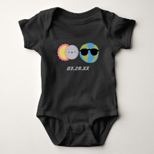 Niedlicher Cartoon Solar Eclipse Custom Date Baby Strampler