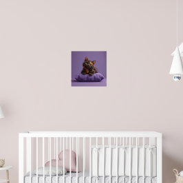 Niedlicher Cartoon Tortoiseshell Kitten auf Lila C Poster