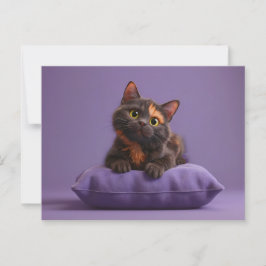 Niedlicher Cartoon Tortoiseshell Kitten auf Lila C Postkarte