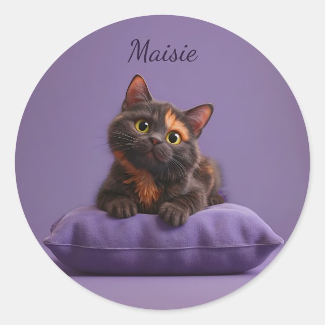 Niedlicher Cartoon Tortoiseshell Kitten auf Lila C Runder Aufkleber (Vorderseite)