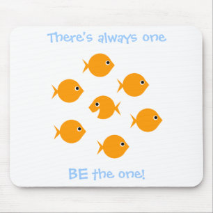 Niedlicher CartoonGoldfish, der Sprichwort für Mousepad