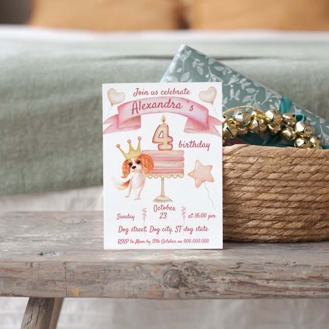 Niedlicher Cavalier mit Kuchen feiern vierten Gebu Einladung (King Charles Cavalier Spaniel dog theme fourth birthday party. Cute pink girly invitation.)
