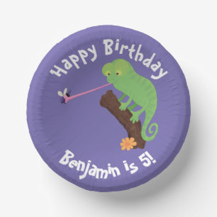 Niedlicher Chamäleon, der einen Bug-Cartoon fängt Pappteller