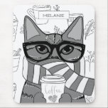 Niedlicher Chat und Kaffee Lover Personalisiert Mousepad<br><div class="desc">Eine hübsche,  in Schal verpackte Kitty,  Brille tragen und Kaffee auf personalisiertem Mauspad halten.</div>