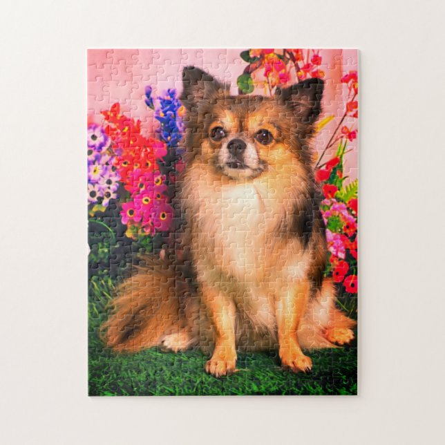 Niedlicher Chihuahua unter Frühlings-Blumen (Vertikal)