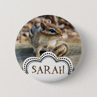 Niedlicher Chipmunk auf Holzbahn im Wald Button