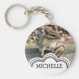 Niedlicher Chipmunk auf Holzbahn im Wald Schlüsselanhänger