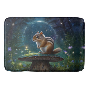 Niedlicher Chipmunk im Mushroom im Magischen Garte Badematte