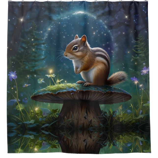 Niedlicher Chipmunk im Mushroom im Magischen Garte Duschvorhang (Vorderseite)