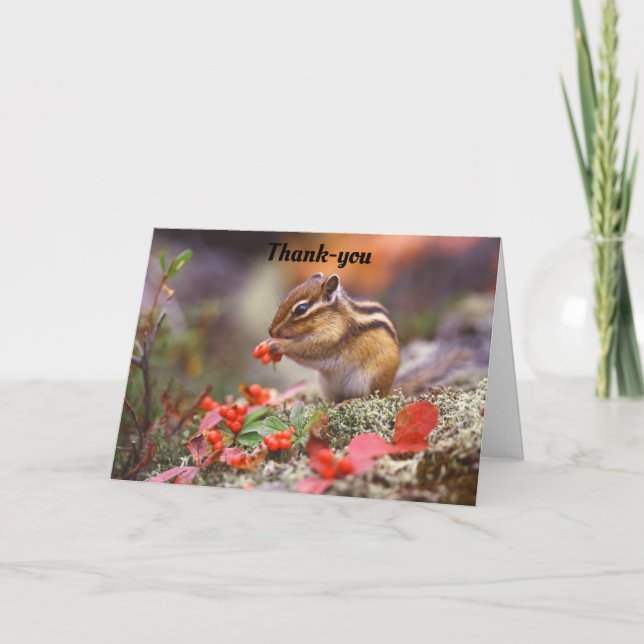 Niedlicher Chipmunk mit Berries Dankeskarte Karte (Vorderseite)