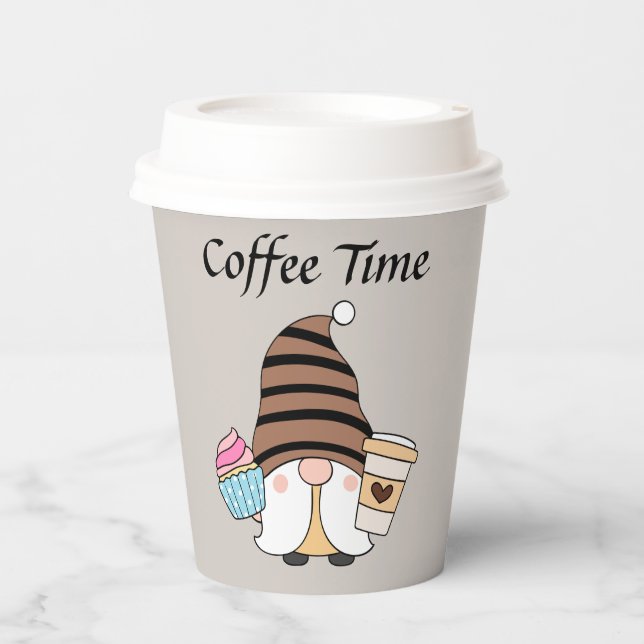 niedlicher Coffetime-Gnome Text hinzufügen Pappbecher (Vorderseite)