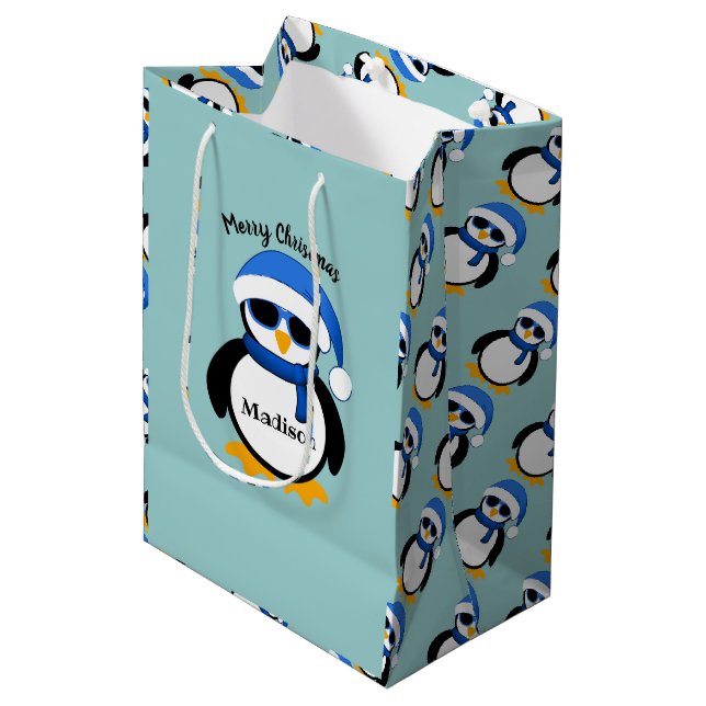 Niedlicher cooler Pinguin Frohe Weihnachten Blue P Mittlere Geschenktüte (Vorderseite Schrägansicht)