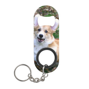 Niedlicher Corgi-Hund springend Mini Flaschenöffner