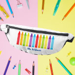 Niedlicher Crayon-Grundschullehrer Bauchtasche<br><div class="desc">Eine wunderschöne Lehrer-Wertungswoche oder Jahresende-Geschenk für einen Kindergarten-Klasse,  um ihren Grundschullehrer zu geben. Angefertigt mit seinem Namen unter einem niedlichen Regenbogen von Buntstiften. Ein hübscher Fanartikel für einen Vorschullehrer mit einem hübschen,  personalisierten Monogramm.</div>