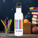 Niedlicher Crayon-Grundschullehrer Edelstahlflasche<br><div class="desc">Niedliche Grundwasserflasche des Lehrers. Eine wunderschöne Lehrer-Wertungswoche oder Jahresende-Geschenk für einen Kindergarten-Klasse,  um ihren Grundschullehrer zu geben. Benutzerdefiniert mit Ihrer eigenen Nachricht. Personalisieren Sie mit Ihrem Namen oder Text unter dem niedlichen Regenbogen der Stifte. Eine bezaubernde Trinkflasche für einen Vorschullehrer.</div>