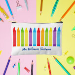 Niedlicher Crayon-Grundschullehrer Zubehörtasche<br><div class="desc">Eine wunderschöne Lehrer-Wertungswoche oder Jahresende-Geschenk für einen Kindergarten-Klasse,  um ihren Grundschullehrer zu geben. Angefertigt mit seinem Namen unter einem niedlichen Regenbogen von Buntstiften. Ein bezauberndes Accessoires-Beutel für einen Vorschullehrer mit einem hübschen,  personalisierten Monogramm.</div>