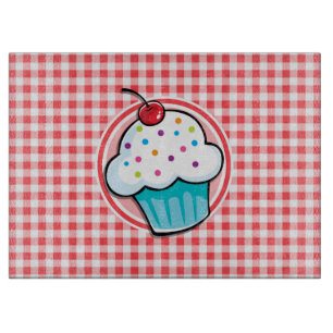 Niedlicher Cupcake auf Rot und Weiß Gingham Schneidebrett