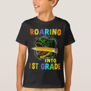 Niedlicher Dinosaurier, der in die 1. T-Shirt