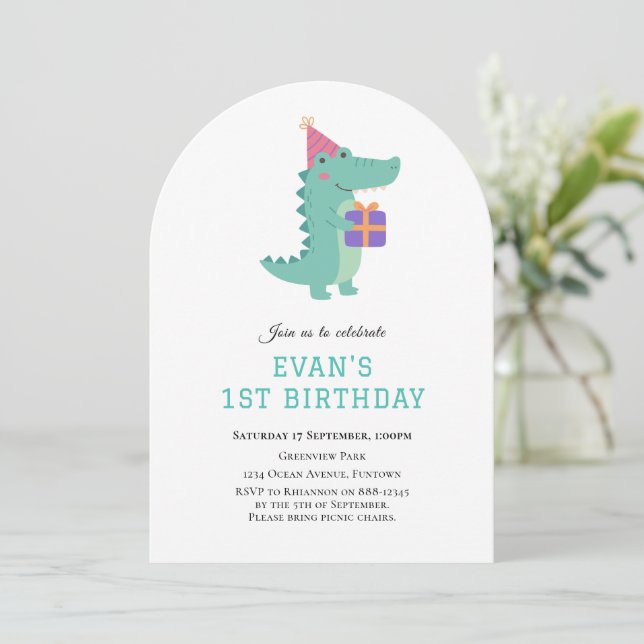 Niedlicher Dinosaurier Einladung zum 1. Geburtstag (Stehend Vorderseite)