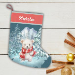Niedlicher Eisbär zu Weihnachten im Winter Onederl Kleiner Weihnachtsstrumpf<br><div class="desc">Personalisierter Winterzauber für Dein Mantel - Feiern Sie die Saison mit diesem bezaubernden "Winter ONEderland" Weihnachtsfest Strumpf! Mit einem sanften Eisbär und einer ruhigen, schneebedeckten Bergkulisse und mattierten Bäumen bringt dieser Strumpf die Ruhe des Winters direkt in Ihre Zuhause. Fügen Sie den Namen Ihres Liebsten in das Banner für einen...</div>