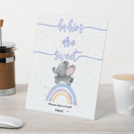 Niedlicher Elefant mit farbenfroher Rainbow Baby-D Sockelschild