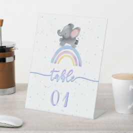 Niedlicher Elefant mit farbenfroher Rainbow Baby-D Sockelschild