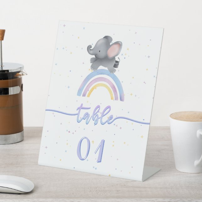 Niedlicher Elefant mit farbenfroher Rainbow Baby-D Sockelschild (In SItu)