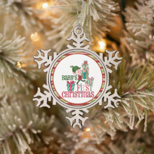 Niedlicher Elf Carry präsentiert das erste Weihnac Schneeflocken Zinn-Ornament