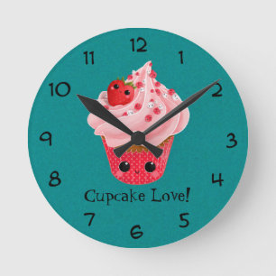 Niedlicher Erdbeerkleiner kuchen Runde Wanduhr