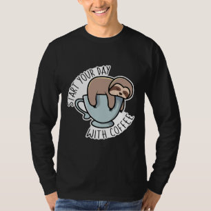 Niedlicher Faulenzer beginnt den Tag mit Kaffee T-Shirt