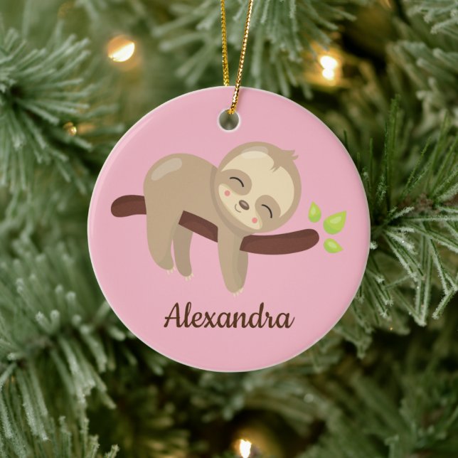 Niedlicher Faultier auf dem Baum Kawaii auf rosa Keramik Ornament (Baum)