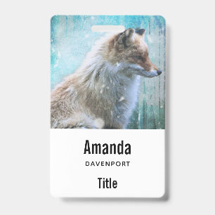 Niedlicher Fellfuchs auf blauem Grunge-Hintergrund Ausweis