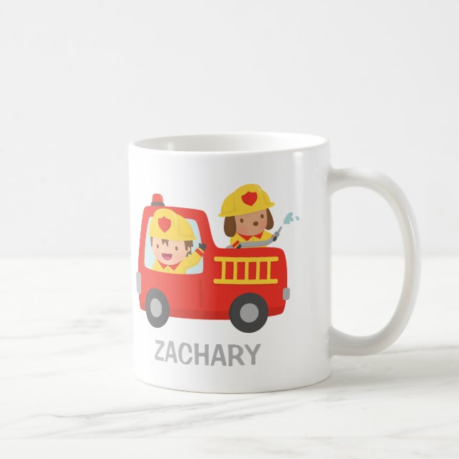 Niedlicher Feuerkämpfer Junge und Hund im rotes Kaffeetasse (Rechts)