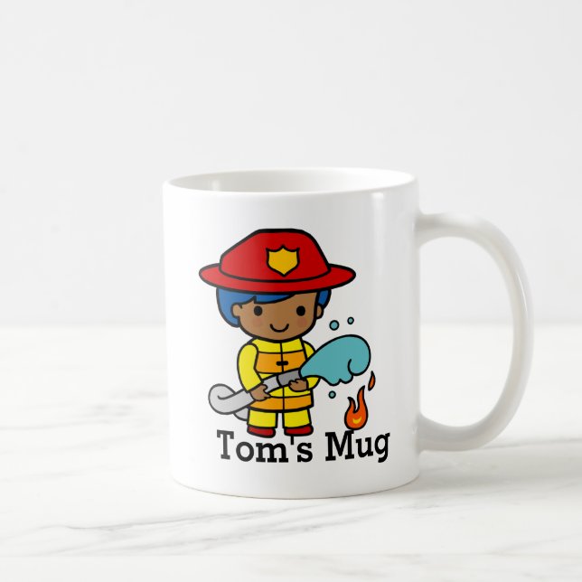 Niedlicher Feuerwehrmann, der Feuer aussetzt Kaffeetasse (Rechts)