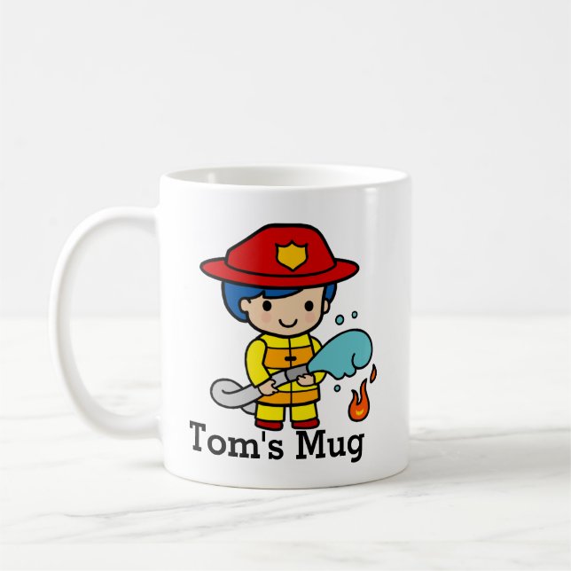 Niedlicher Feuerwehrmann, der Feuer aussetzt Kaffeetasse (Links)