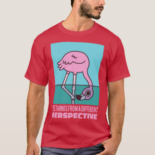 Niedlicher Flamingo sieht Dinge aus einer anderen  T-Shirt