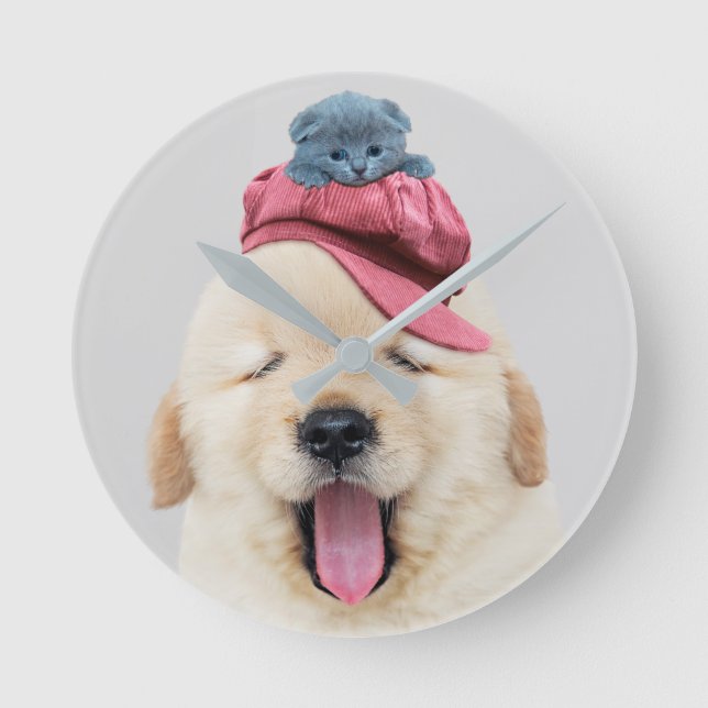 Niedlicher Fluffy Hund mit einer Katze auf seinem  Runde Wanduhr (Vorderseite)
