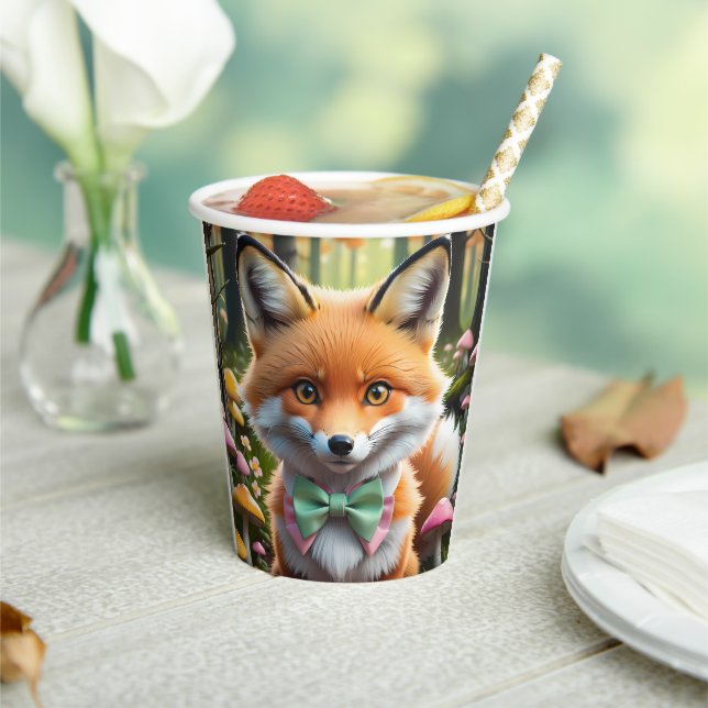 Niedlicher Fox mit einem grünen und rosa Bug Pappbecher (In Situ)