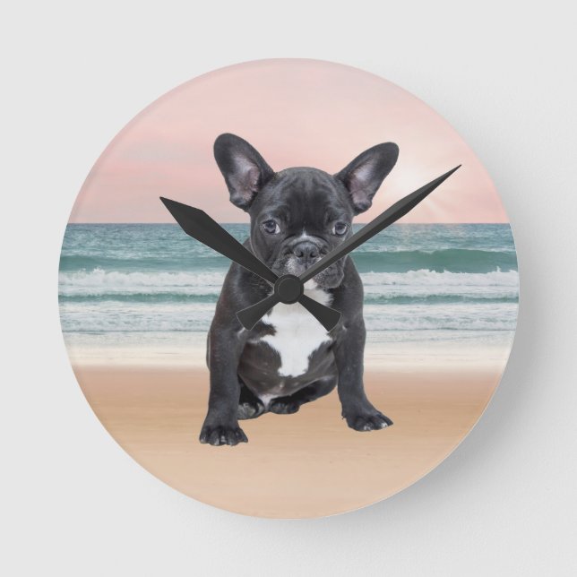 Niedlicher französischer Bulldog Beach Runde Wanduhr (Vorderseite)