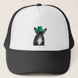Niedlicher französischer Bulldog mit Hat St. Patri Truckerkappe