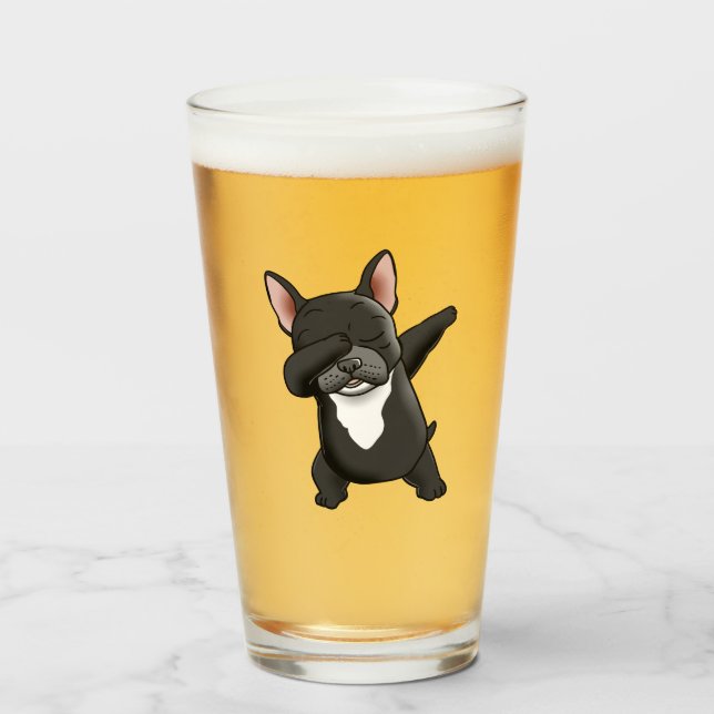Niedlicher französischer Bulldog trinken Glas (Vorne (Gefüllt))