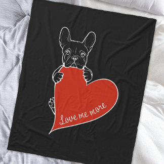 Niedlicher französischer Hund mit einem roten Herz Fleecedecke